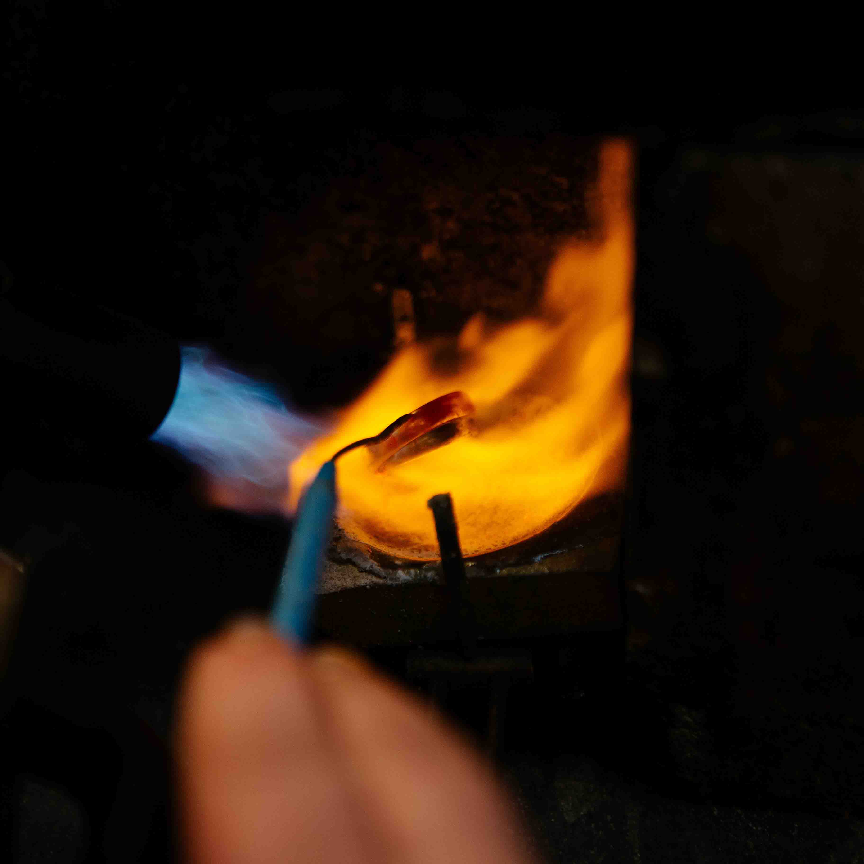 Vlam van de brander op edelmetaal