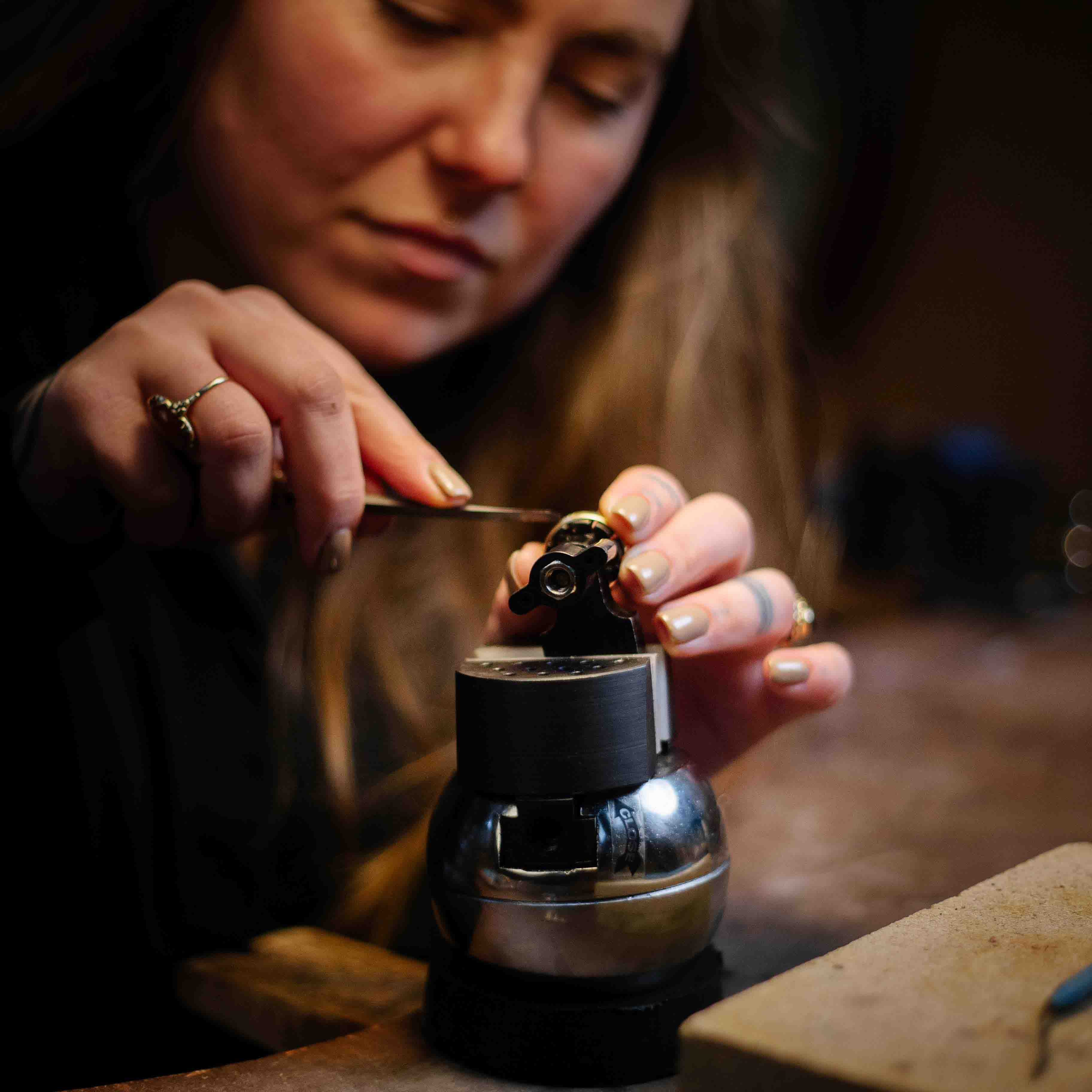 Thijn aan het werk met de brander in het atelier