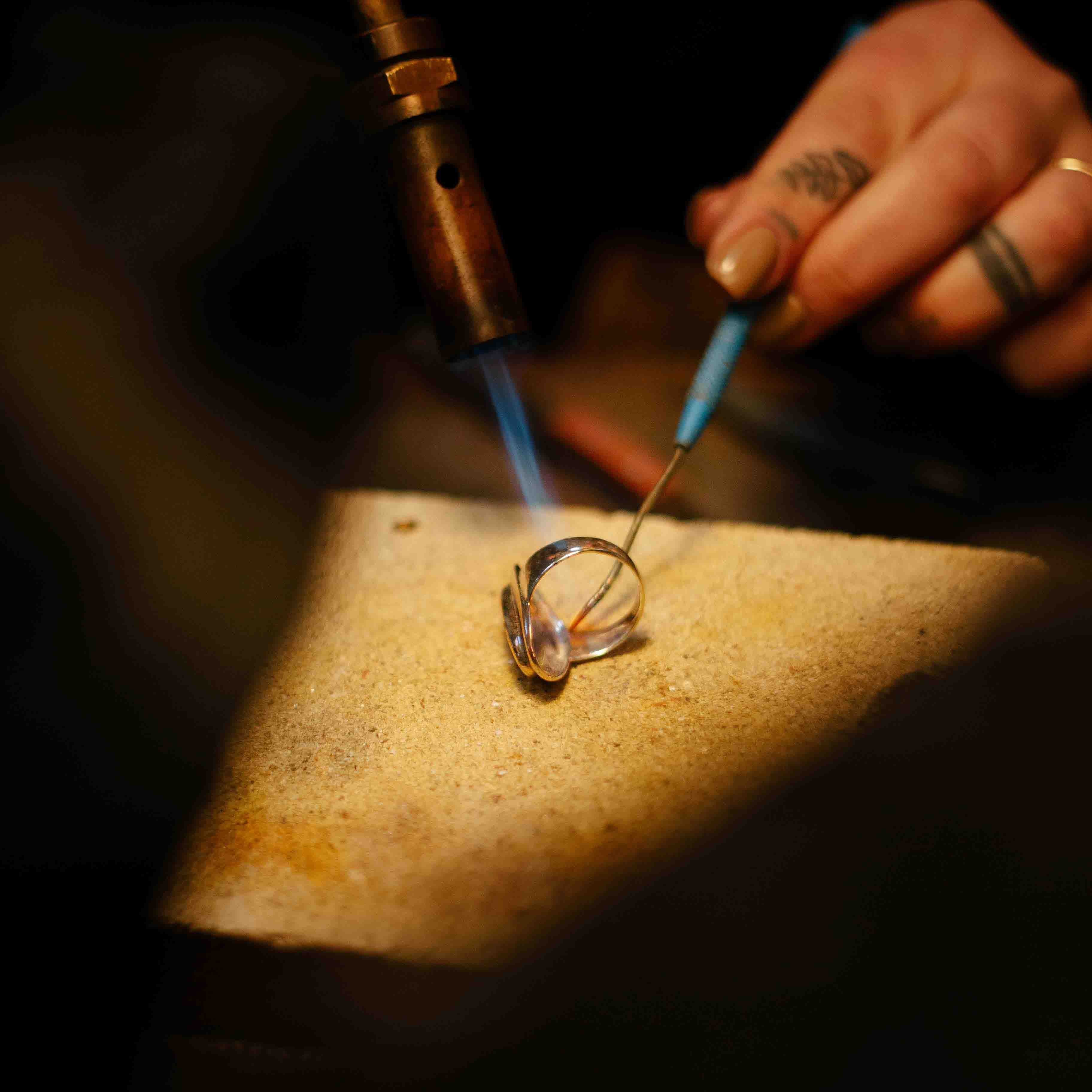 Een ring wordt met de brander gesoldeerd