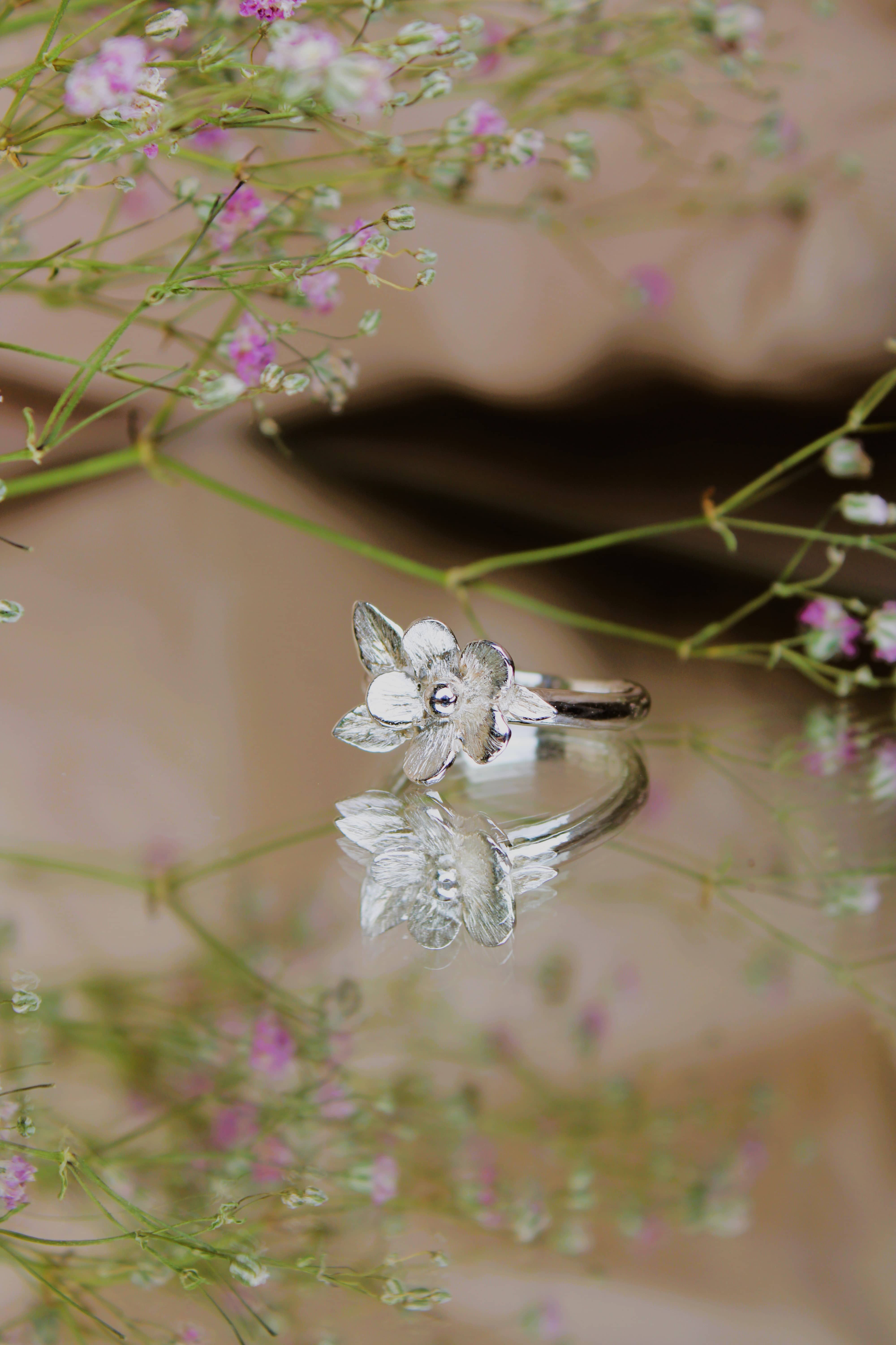 Zilveren ring met bloemmotief tussen gipskruid