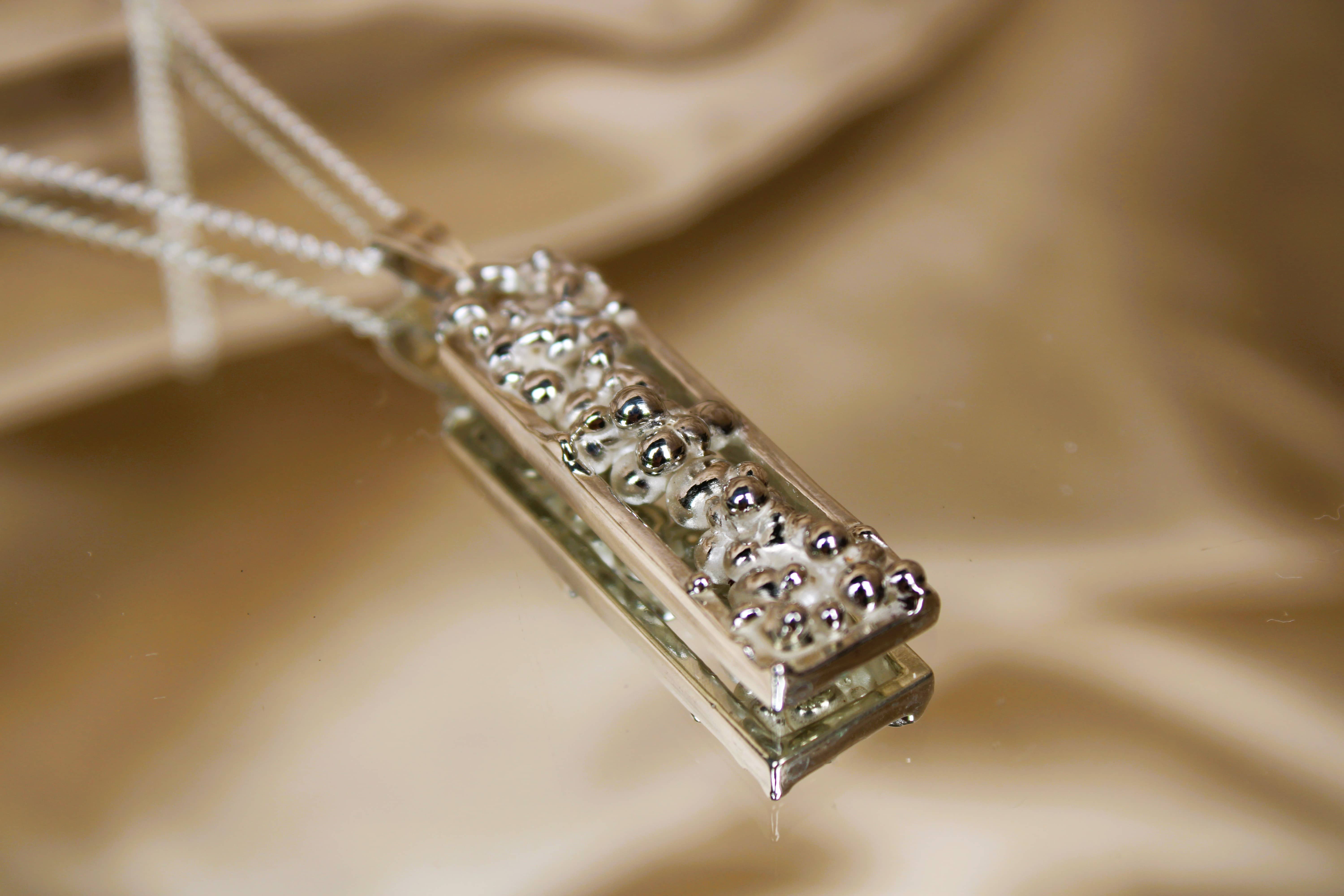 Zilveren hanger aan een fijne ketting