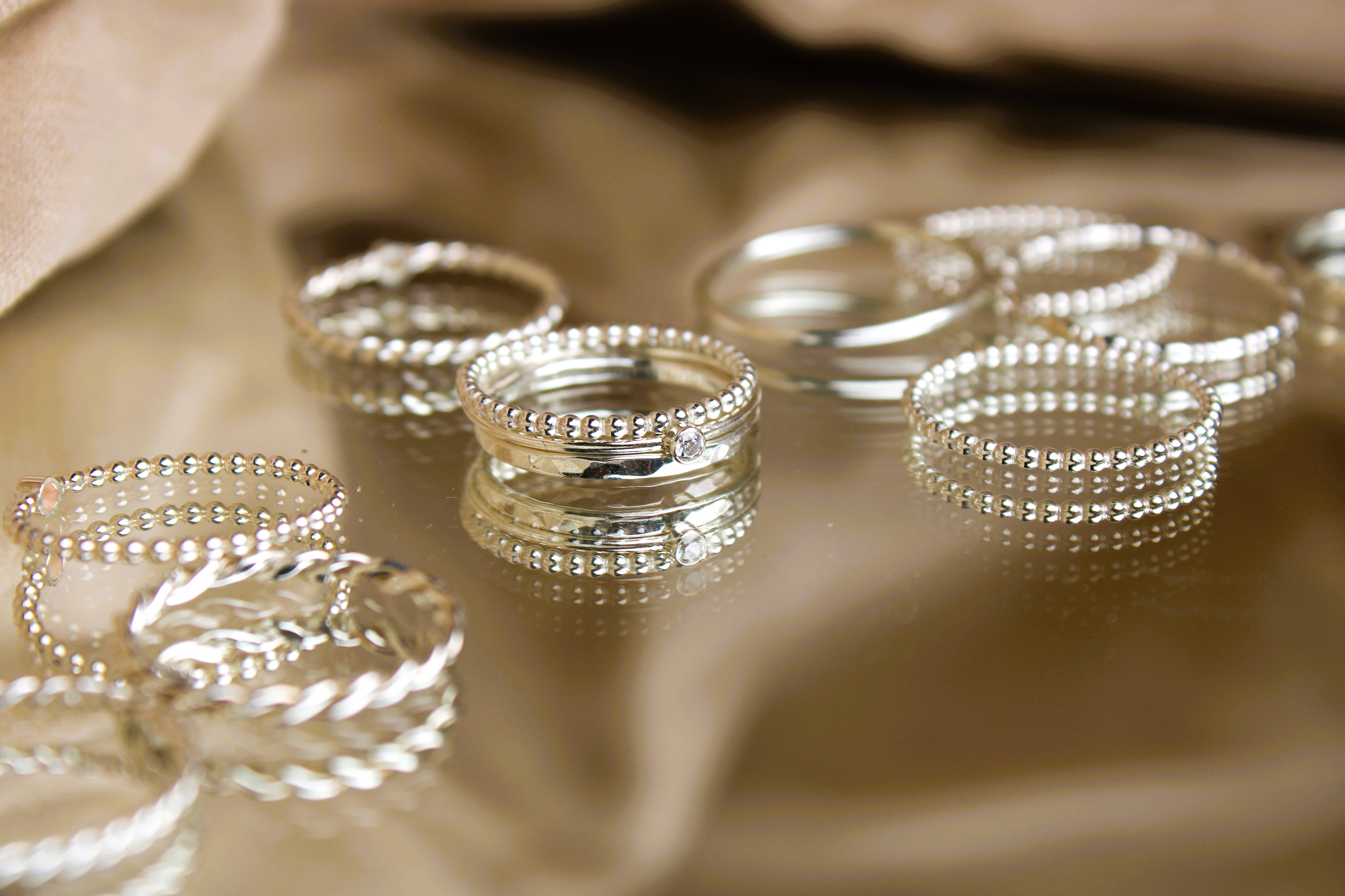 Stapel zilveren ringen met verschillende texturen