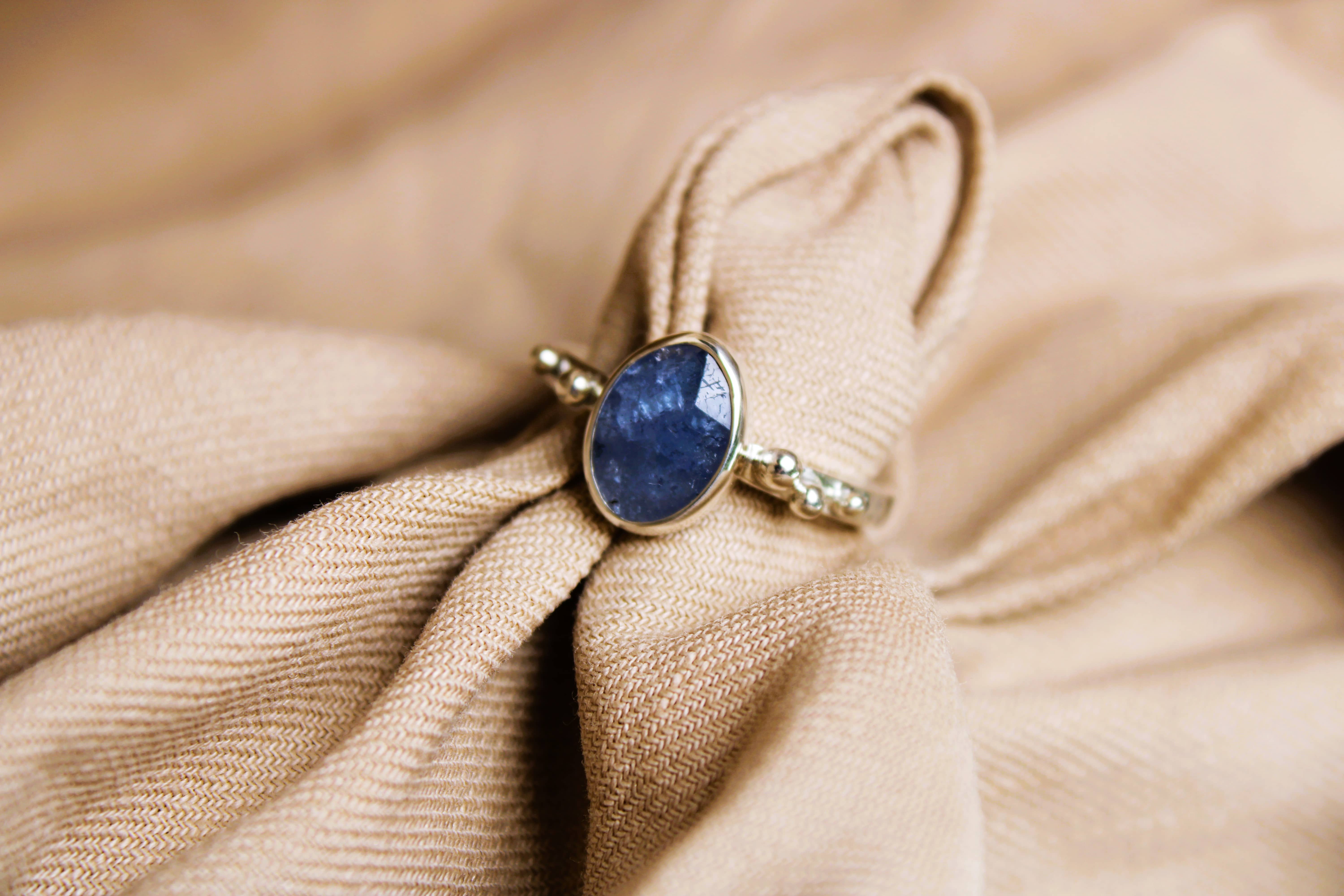 Ring met ovale blauwe steen